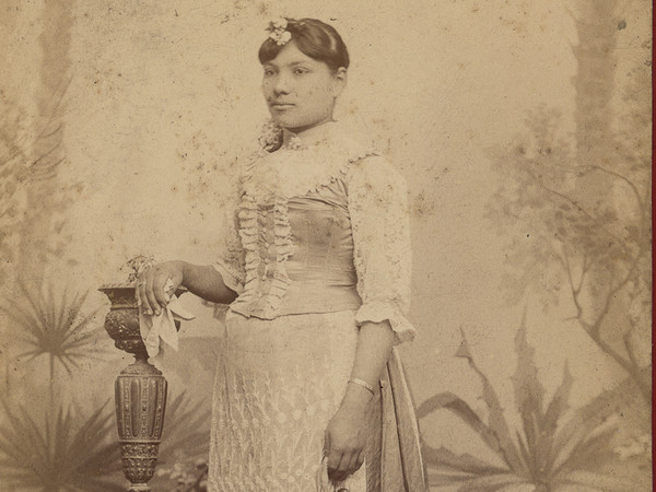 Prostituta di Mar del Plata, Argentina, Nel 1893, Lombroso con Ferrero pubblicò La donna delinquente, la donna normale e la prostituta, primo trattato al mondo sulla delinquenza di genere. Per i due autori, la prostituzione era la forma di delinquenza più tipicamente femminile | Foto: Ulderico Carnaghi, Stampa all'albumina, Fine XIX inizio XX secolo