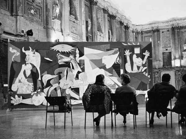 Visitatori alla mostra di Picasso del settembre 1953 a Milano, Palazzo Reale