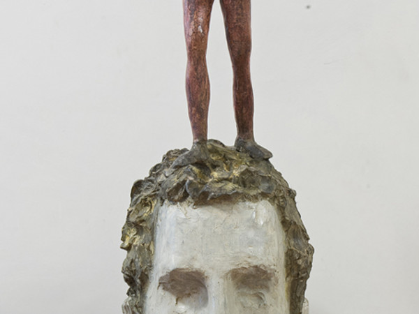 Roberto Barni, Autoritratto, scherzo. Bronzo patinato a colori bianco e rosso, cm 136 x 48 x 36. Firenze, Galleria degli Uffizi, Corridioio Vasariano