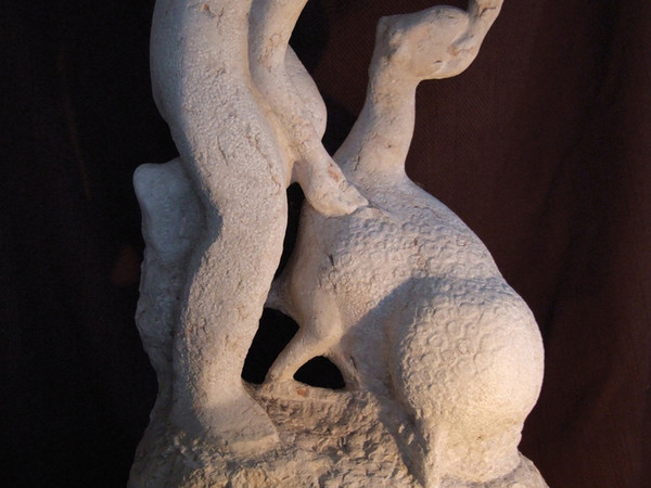 Ugo Guidi, <em>Il Tosatore,</em> 1954, pietra, cm 44x72x22. Museo Ugo Guidi. Vittoria Apuana, Forte dei Marmi<br />