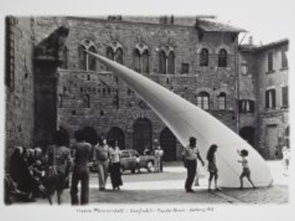 Franco Mazzucchelli, Gonfiabili, P.za dei Priori, Volterra, 1973
