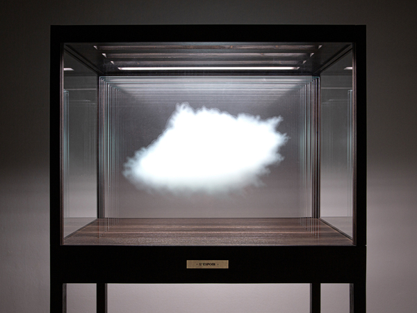 Leandro Erlich, <em>The Cloud - L&rsquo;Espoir,</em> 2024. Stampa digitale con inchiostro ceramico su vetro ultra-chiaro, cassa in legno e luci LED, 175 &times; 91 &times; 50 cm. Courtesy the artist. Photographer Duccio Benvenuti