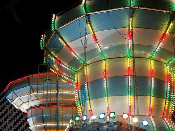 Carsten Höller, Double Carousel with Zöllner Stripes, 2011, Acciaio, lana di vetro, motori elettrici, controlli elettronici, lampadine, catene, legno, vernice, Regina del Volo: h 686 cm; ø 813 cm, Ciapa Ciapa: h 717 cm; ø 892 cm, Veduta dell’installazione, “Double Carousel with Zöllner Stripes, Enel Contemporanea Award 2011”, MACRO - Museo d'Arte Contemporanea Roma, 2011 | Foto © Attilio Maranzano - Courtesy di Enel Contemporanea &