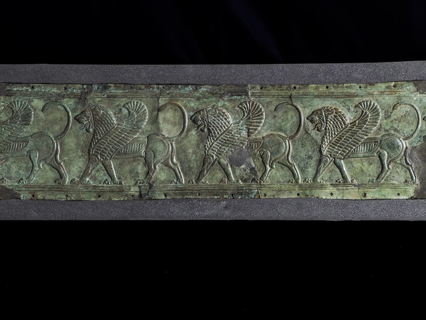 Placca lavorata a sbalzo a due registri con incorniciatura lineare rilevata, con teorie di leoni incedenti, VI secolo a.C., Hamadan (Iran occidentale), Bronzo, 77 x 5 x 20.2 cm | Photo © Gianluca Baronchelli