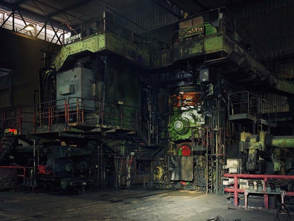 Thomas Struth (Geldern, Germania, 1954), Laminazione a caldo, Thyssenkrupp Steel, Duisburg, 2010, C-print, 202.4 x 171.4 cm | © Thomas Struth, 2017