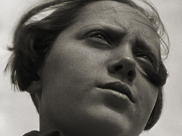 Aleksandr Rodčenko, Ragazza pioniera, 1930, Stampa vintage, Collezione del Moscow House of Photography Museum, 