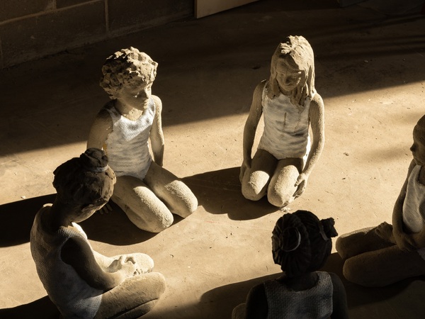 Valerio Berruti, Nel nome del Padre, 2024. 42 sculture in vetroresina, cemento e juta, 75x60x25 cm. cad. + 2 affreschi su juta, 500x400 cm. cad. Courtesy l'artista I Ph. Letizia Cigliutti Valerio Berruti, Nel nome del Padre, 2024. 42 sculture in vetroresina, cemento e juta, 75x60x25 cm. cad. + 2 affreschi su juta, 500x400 cm. cad. Courtesy l'artista I Ph. Letizia Cigliutti