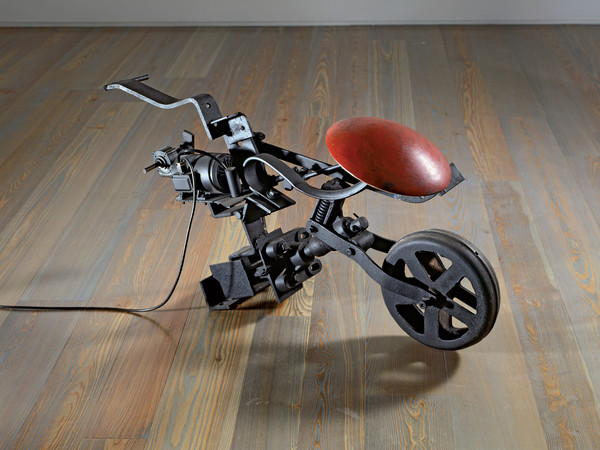 Jean Tinguely, Untitled (Bin g Bing), Char, 1966 c. Elementi in ferro, campanello per l’attraversamento delle rotaie del treno, ruota, motore elettrico, 54 x 112 x 43 cm | Courtesy of Museum Tinguely, Basel, Donation Niki de Saint Phalle | Foto © Museum Tinguely, Basel | Foto Christian Baur