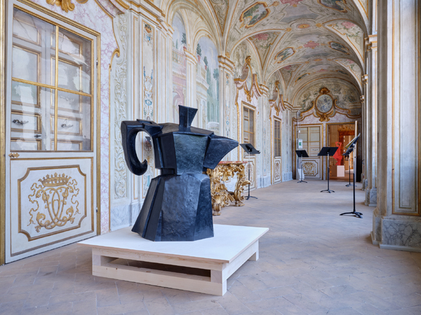 William Kentridge, Pour, 2022, Bronzo 124 × 119 × 66.7 cm | Veduta della mostra Pensieri fuggitivi a cura di Saverio Verini, Palazzo Collicola, Spoleto, 2025 | Courtesy © William Kentridge e Lia Rumma Gallery Milano/Napoli | Foto: Giuliano Vaccai
