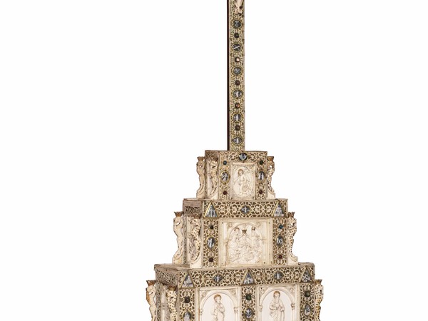 Crocifisso con Calvario, Ceylon, Kotte, fine XVII secolo. Legno tropicale, avorio parzialmente dipinto, vetri colorati, cristallo, velluto, lacca, metallo dorato, argento, gemme rosse (spinelli), miniature. Lisbona, Collezione privata 