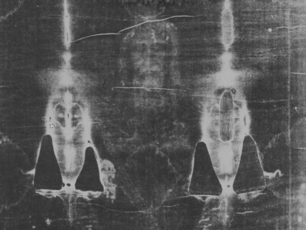 Sacra Sindone, Torino: impronta del viso e del dorso. Tiraggio inverso dal negativo argentato su placche di vetro di Secondo Pia, 1898, Fondo Paul Vignon | © Institut Catholique de Paris, Bibliothèque de Fels