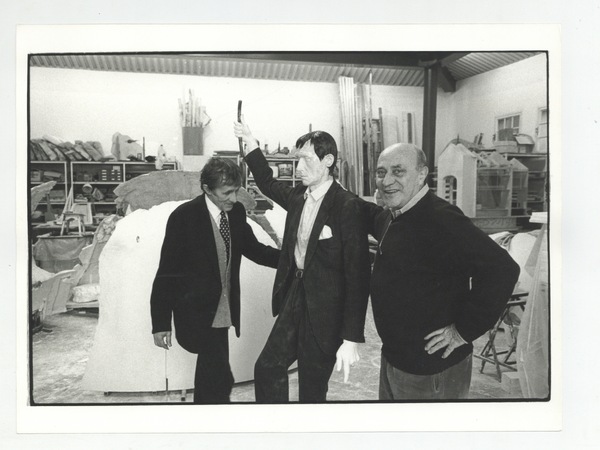 Arnaldo Pomodoro con Alighiero Boetti in studio durante la realizzazione di Autoritratto di Boetti, 1993 I Ph. Carlo Orsi