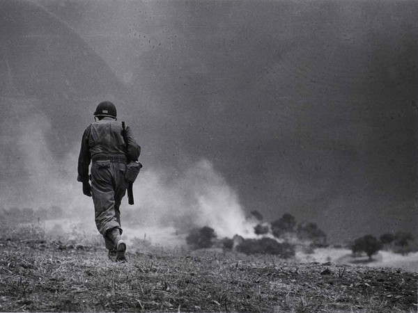 Robert Capa,  Soldato americano in perlustrazione nei dintorni di Troina, 4-5 agosto 1943  | Photograph by Robert Capa © International Center of Photography / Magnum - Collection of the Hungarian National Museum