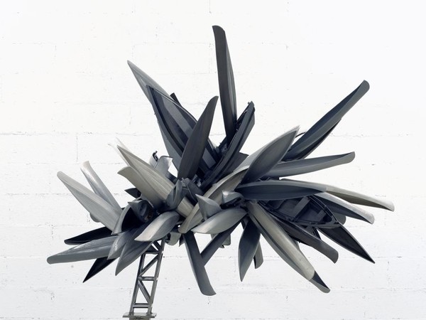 Nancy Rubins, Study Model (Monochrome for Paris), 2012, Modello in legno dipinto, stucco epossidico con armatura in acciaio, 65 x 63 3/4 x 52 inches / 165.1 x 161.9 x 132.1 cm | © Nancy Rubins. Per gentile concessione dell’artista e Gagosian Gallery
