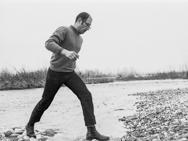 Tommaso Trini durante una performance di Livio Marzot, 1969