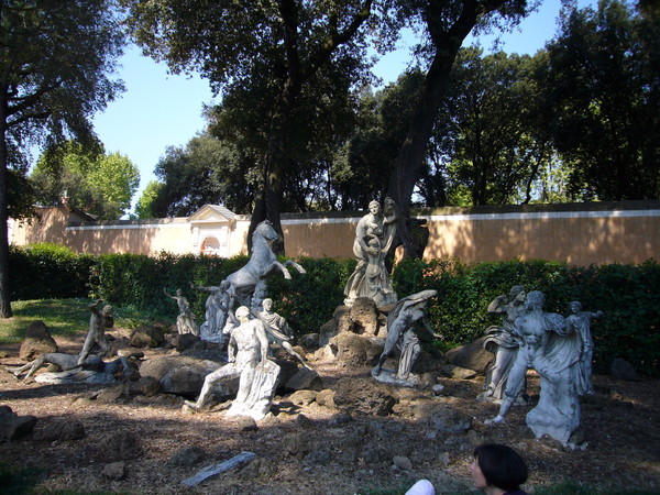 Roma, Villa Medici, gruppo dei Niobidi (copie. Il gruppo originale fu trasferito a Firenze nel 1770, ed è agli Uffizi dal 1781) | © Wikimedia Commons Photo by Lalupa