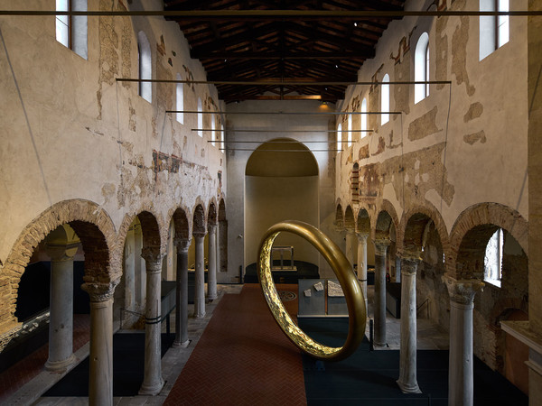 Fabrizio Plessi, Plessi sposa Brixia, 2023, Basilica di San Salvatore, Museo di Santa Giulia | Courtesy © Fondazione Brescia Musei | Foto: Petrò Gilberti