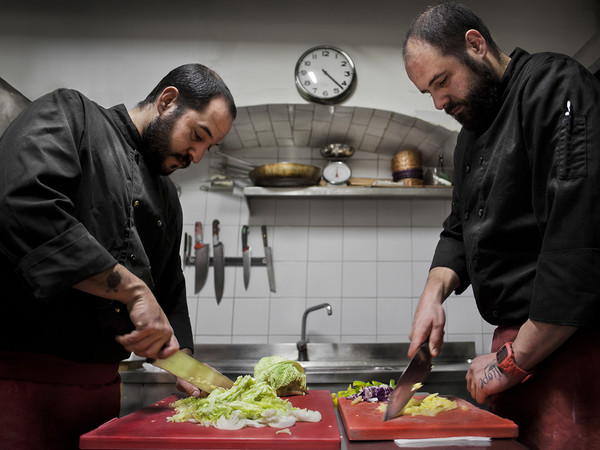 Matteo e Giuliano hanno sempre provato passione per la cucina, così non hanno dubbi quando scelgono di andare all’Istituto alberghiero; Giuliano è ancora alla scuola media quando dice alla madre “voglio fare il cuoco!”. Partono insieme a fare le prime stagioni, durante gli anni della scuola superiore; vanno in Inghilterra e in Galles. Photo: Danilo Garcia Di Meo