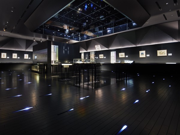 Sumida Hokusai Museum,Tokyo, Mostra permanente al 4° piano, con le repliche ad alta definizione delle opere di Hokusai e touch panel informativi per approfondire divertendosi la comprensione del legame con Sumida nella vita di Hokusai | Courtesy of The Sumida Hokusai Museum / Sumida Hokusai Museum Collection | © Forward Stroke