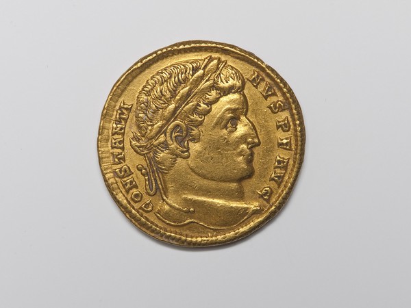 Solido rinvenuto ad Aquileia con l’effige dell’imperatore Costantino