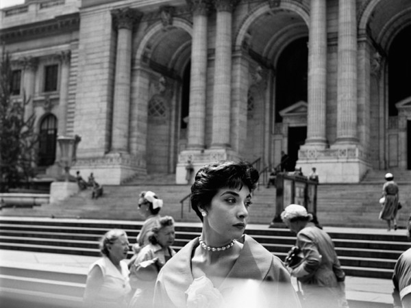 Vivian Maier, New York Public Library, New York, 1952 ca. | © Vivian Maier/Maloof Collection, Courtesy of Howard Greenberg Gallery, New York