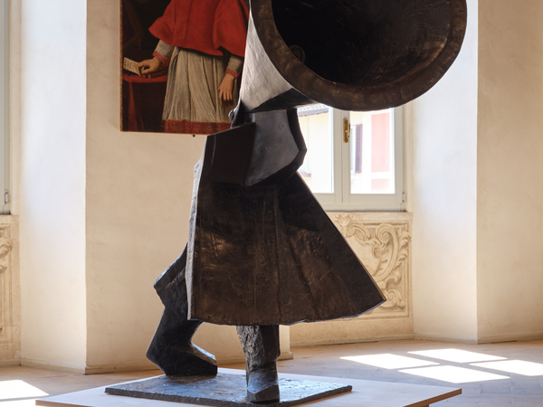 William Kentridge, Apron, 2021, Bronzo 122 × 80 cm | Dalla mostra Pensieri fuggitivi a cura di Saverio Verini, Palazzo Collicola, Spoleto, 2025 | Courtesy © William Kentridge e Lia Rumma Gallery Milano/Napoli | Foto: Giuliano Vaccai
