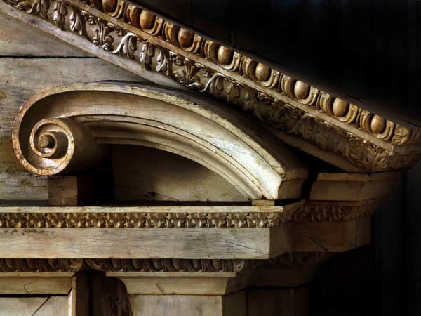 <a title="El Greco, architetto di altari. Fotografie di Joaquìn Bérchez" href="http://www.arte.it/calendario-arte/vicenza/mostra-el-greco-architetto-di-altari-fotografie-di-joaqu%C3%ACn-b%C3%A9rchez-13487" target="_blank"><strong>El Greco, architetto di altari. Fotografie di Joaquìn Bérchez</strong></a> in mostra al Palladio Museum di Vicenza dal 28 Febbraio al 14 Giugno 2015. <br />In foto: El Greco, Particolare dell'altare laterale della chiesa dell'Ospedale Tavera,