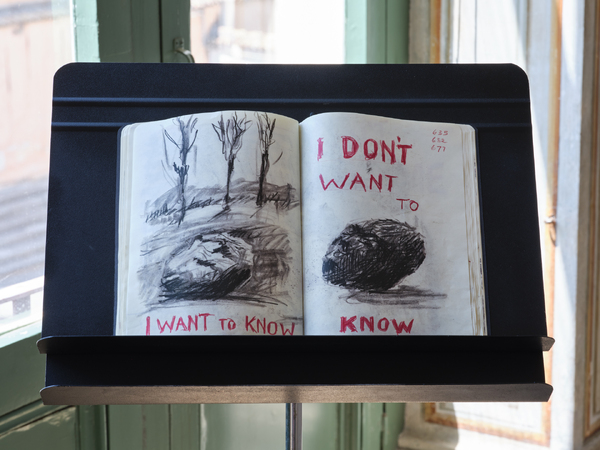William Kentridge, Pour, 2022, Bronzo, 124 × 119 × 66.7 cm | Veduta della mostra Pensieri fuggitivi a cura di Saverio Verini, Palazzo Collicola, Spoleto, 2025 | Courtesy © William Kentridge e Lia Rumma Gallery Milano/Napoli | Foto: Giuliano Vaccai