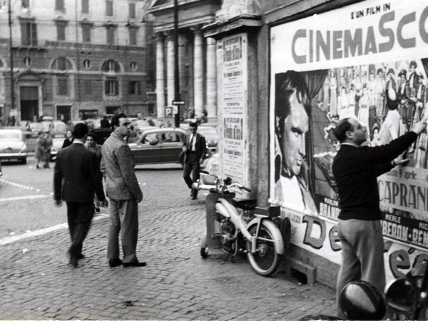 L’artista in Piazza del Popolo a Roma negli anni Cinquanta