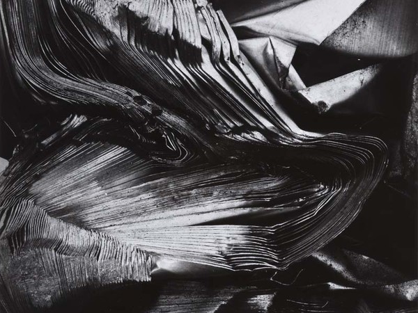Kiyoshi Niiyama (Prefettura di Ehime, Giappone, 1911 - Tokyo, Giappone, 1968), Senza titolo (Fogli di metallo distorti), Anni cinquanta-sessanta, Stampa ai sali d’argento,  21.4 x 29.9 cm | © Estate of the Artist - Kiyoshi Niiyama