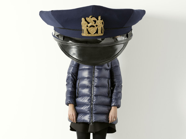 Erwin Wurm, New York Police Cap Gold, 2010, Plastica, lana, 62 x 110 x 102 cm, St°ahl Collection, Norrköping, Sweden | Courtesy of Galerie Thaddaeus Ropac London - Paris - Salzburg | © Erwin Wurm | Foto: Ulrich Ghezzi