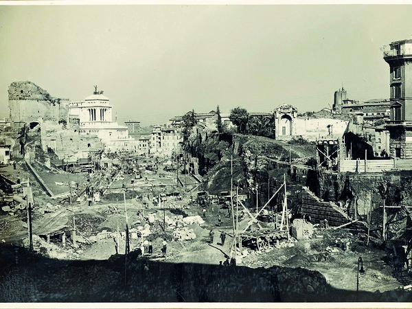 Demolizioni per l’apertura di Via dei Fori Imperiali, agosto 1932, gelatina al bromuro d’argento, Roma, Museo di Roma, Archivio Fotografico Comunale