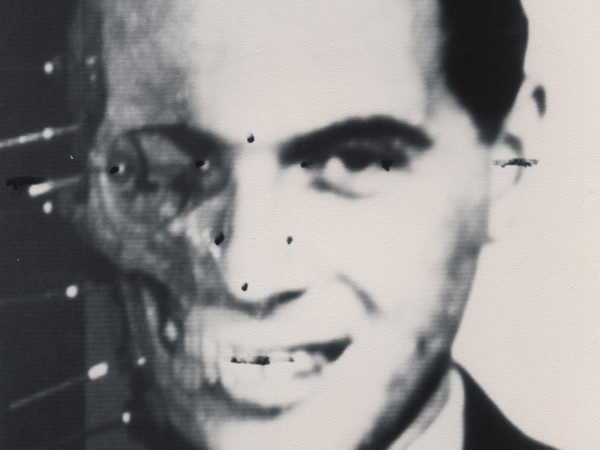 Ritratto di Josef Mengele proveniente dagli archivi SS e di Wolfgang Gerhard, (lo pseudonimo di Mengele) ritrovata nell’abitazione dei Bossert in Brasile, coppia che lo ospitò sino alla sua morte. Queste immagini riportano le annotazioni di Richard Helmer, 24 punti che delineano i profili del volto. Courtesy Maja Helmer | ©Behördengutachten i.S. von 256 StPD, Lichtbildgutachten Mengele, Josef, geb. 16.03.11 in Güzburg. Bundeskriminalamt, Wiesbaden, June, 14, 1985, cou