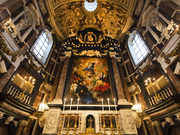Pala d'Altare della Chiesa di San Carlo Borromeo | © VISITFLANDERSNell’altare maggiore della Chiesa di San Borromeo ad Anversa è in funzione un sistema di carrucole che permette di alternare quattro pale a seconda della liturgia. Le due pale realizzate da Rubens per l’altare maggiore sono oggi conservate al Kunsthistorisches Museum di Vienna. 