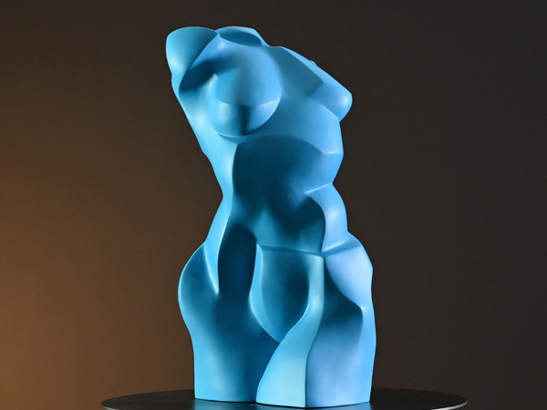 Kelly Robert, Breath of Hope, 2023, terracotta e smalto, 62x30x30 cm. Kelly Robert, Breath of Hope, 2023, terracotta e smalto, 62x30x30 cm.
