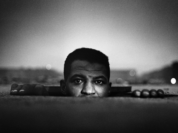 Gordon Parks, Uomo che sbuca, Harlem, New York, 1952. © The Gordon Parks Foundation