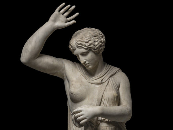 Statua di Amazzone ferita nel tipo Sosikles, Da uno scavo sulla Via Tuscolana al km 17 circa, scoperta forse nel 1726, Marmo bianco a grana fine, Decenni centrali del II secolo d.C Roma, Musei Capitolini, Palazzo Nuovo, Salone Sezione IV - Fidia fuori da Atene | © Sovrintendenza Capitolina ai Beni Culturali