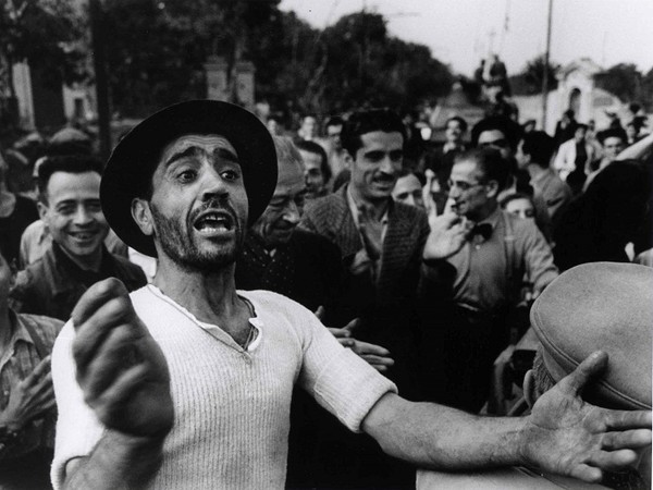 Robert Capa, Benvenuto alle truppe americane a Monreale, 23 luglio 1943 | © Photograph by Robert Capa © International Center of Photography / Magnum - Collection of the Hungarian National Museum