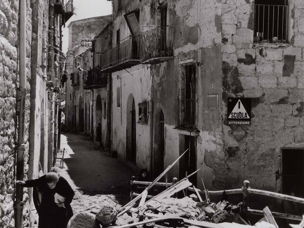 Robert Capa, Anziana donna tra le rovine di Agrigento, 17-18 luglio 1943