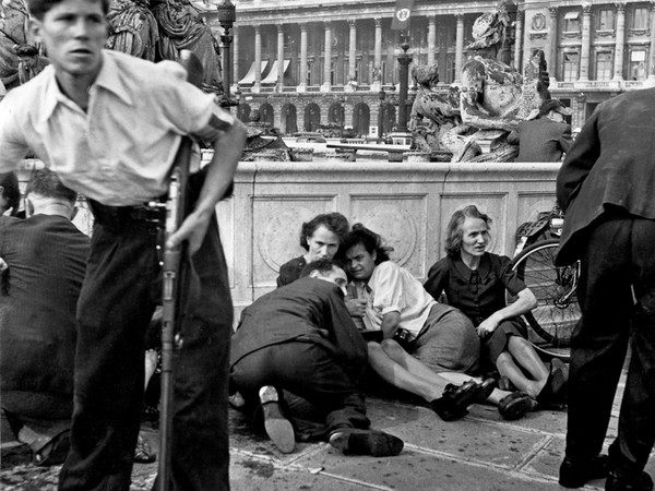 La popolazione civile si mette al riparo dopo aver sentito i colpi di fucile di un cecchino tedesco in Piazza della Concordia durante i combattimenti per la liberazione di Parigi. Parigi, Francia, 25 Agosto 1944