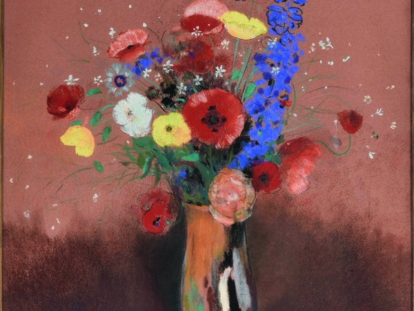 Odilon Redon (Bordeaux, 1840 ‐ Parigi, 1916), Bouquet de fleurs des champs dans un vase à long col/ Mazzo di fiori di campo in un vaso a collo lungo, 1912 ca. Pastello su carta camoscio, cm 57 x 35. Parigi, Musée d'Orsay. © RMN ‐ Grand Palais (Musée d’Orsay)/Hervé Lewandowski