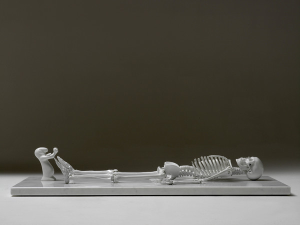 Andrea Salvatori, Tié!, 2009, ceramica, porcellana e marmo | Photo © Bernardo Ricci - Courtesy Andrea Salvatori    
