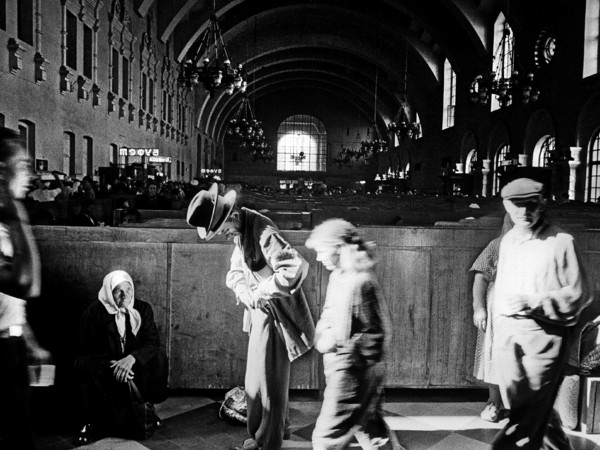 William Klein, Stazione ferroviaria di Kiev, Mosca 1959, (Dalla sezione Mosca) | Courtesy of Contrasto 2016 © William Klein