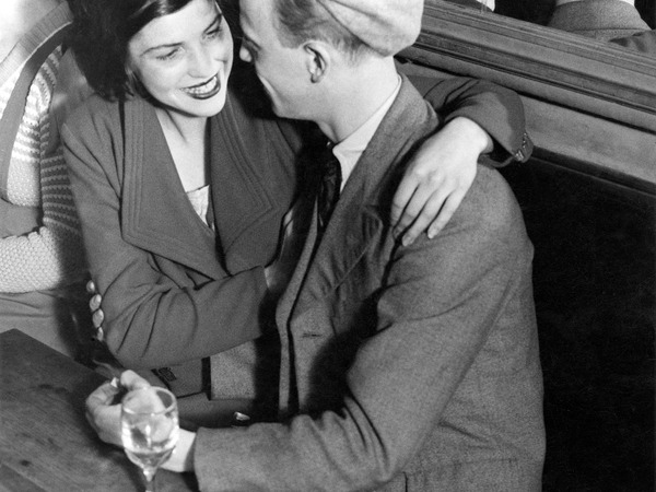 Brassaï: Couple au bal des Quatre Saisons, rue de Lappe Brassaï: Couple au bal des Quatre Saisons, rue de Lappe