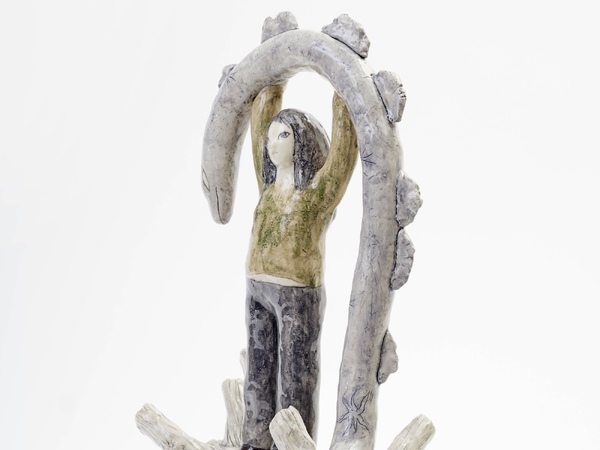 Clémentine de Chabaneix, Antique forest (Forêt ancestrale) 1, Ceramica smaltata, 53 × 33 × 19 cm | Courtesy Dorothy Circus Gallery | © Clémentine de Chabaneix