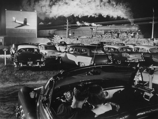O. Winston Link (New York, USA, 1914 - Westchester, USA, 2001), Hotshot Eastbound, Iaeger, West Virginia, 1956, Stampa ai sali d’argento, 48.9 x 39.4 cm | © The Estate of O. Winston Link, Courtesy of Robert Mann Gallery