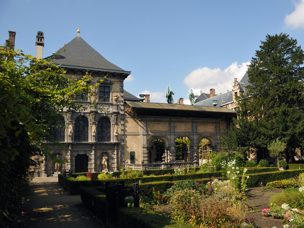 Il giardino del Palazzetto di Rubens ad Anversa | © Antwerpen Toerisme en CongresTornato ad Anversa nel 1608, Pieter Paul Rubens divenne il principale esponente del Barocco nelle Fiandre. In città è da visitare Rubenhuis, la casa-museo dove l’artista visse fino alla sua morte nel 1640.  