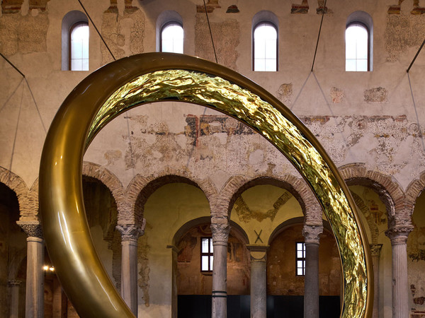 Fabrizio Plessi, Plessi sposa Brixia, 2023, Basilica di San Salvatore, Museo di Santa Giulia | Courtesy © Fondazione Brescia Musei | Foto: Petrò Gilberti