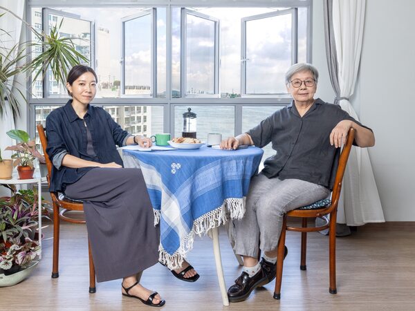 La curatrice Selene Yap (sinistra) e l'artista Amanda Heng (destra), 2025. Image courtesy of Singapore Art Museum