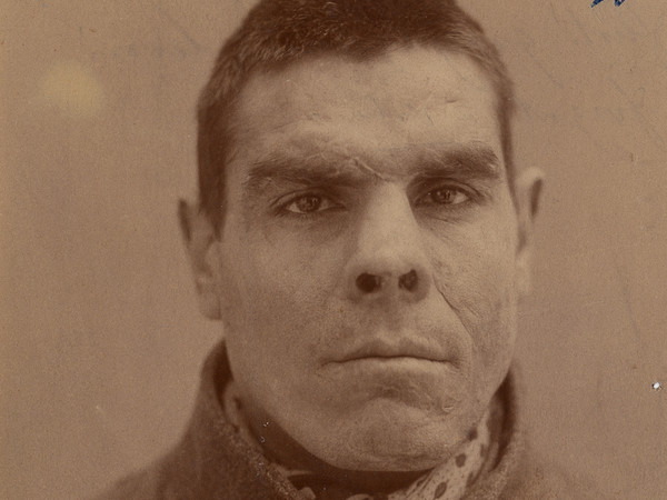 Ritratto di criminale atavico. L’iscrizione a tergo della fotografia riporta il reato: “Uccisore della moglie dormiente con tre colpi di scure nella bocca per gelosia. Condannato a 27 anni.” | Fotografo non identificato, Stampa all'albumina, Fine XIX inizio XX secolo